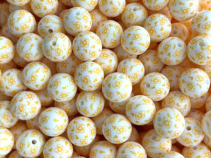 50pcs 15mm Yellow Puzzle Heart Print Silicone Beads White Background