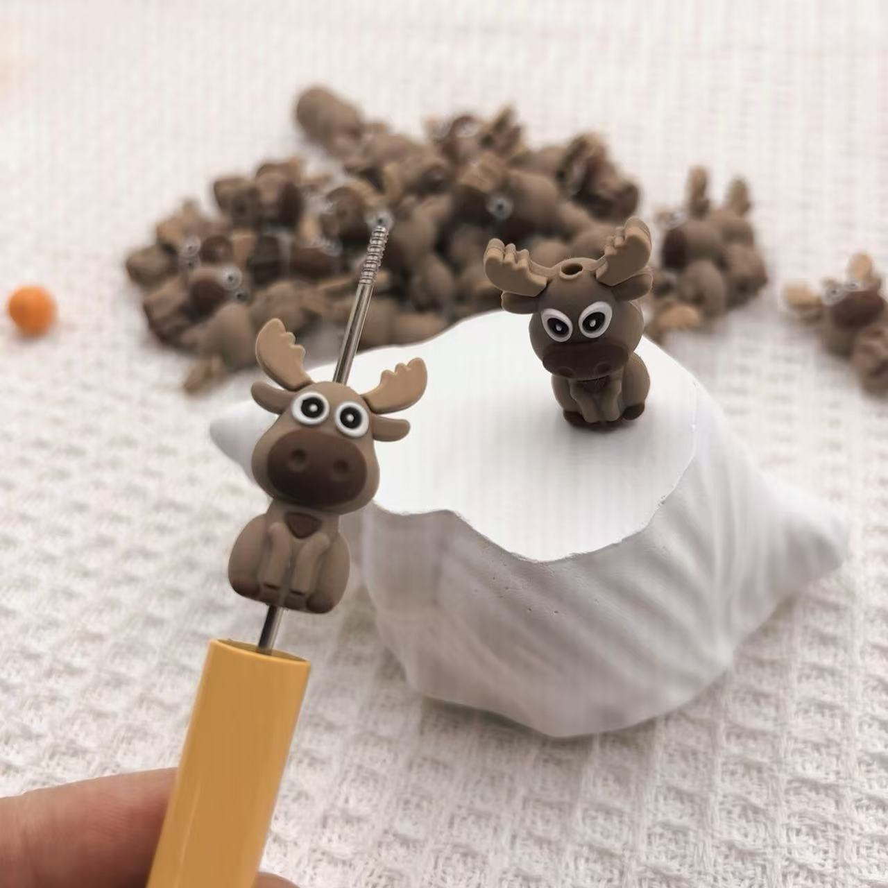 20Pcs Silicone 3D Focal Beads Cartoon Deer Sitting Pose 5