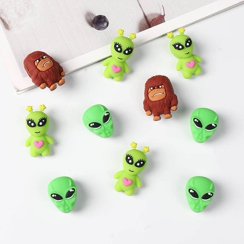 20Pcs Silicone 3D Focal Beads Green Alien Bigfoot Holding Heart 3
