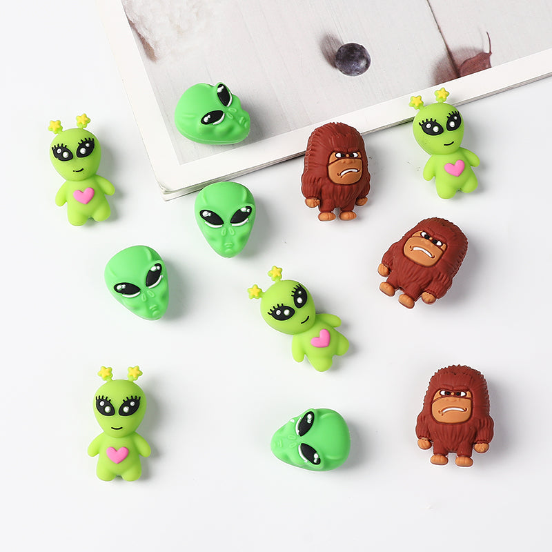 20Pcs Silicone 3D Focal Beads Green Alien Bigfoot Holding Heart 5