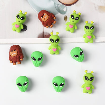 20Pcs Silicone 3D Focal Beads Green Alien Bigfoot Holding Heart 4