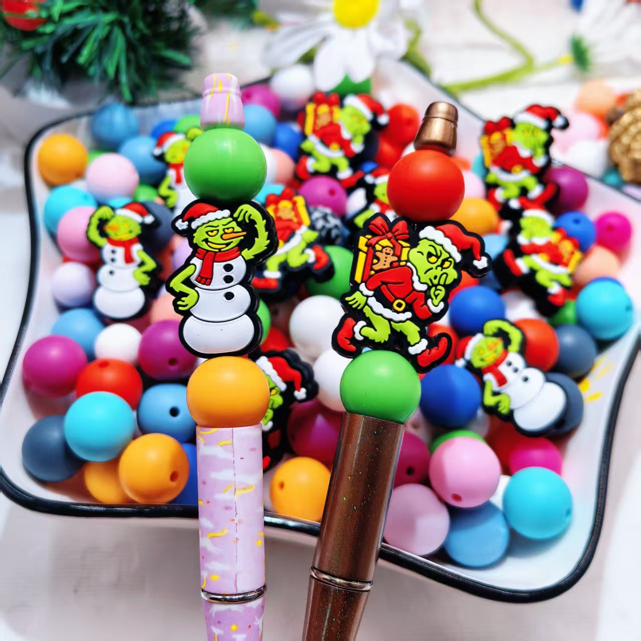 20Pcs Silicone Focal Beads Green Furry Character Scowling Face with Santa Hat 3