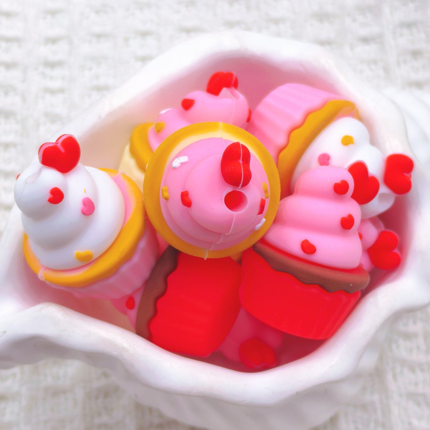 20Pcs Silicone 3D Focal Beads Valentine'S Day Small Cake Holding Heart 4