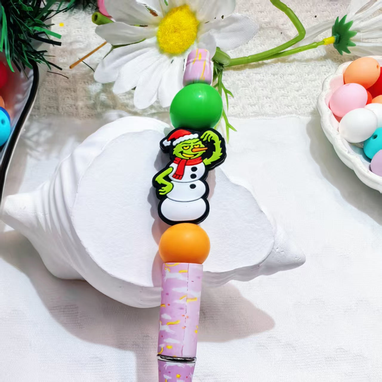 20Pcs Silicone Focal Beads Green Furry Character Scowling Face with Santa Hat 6