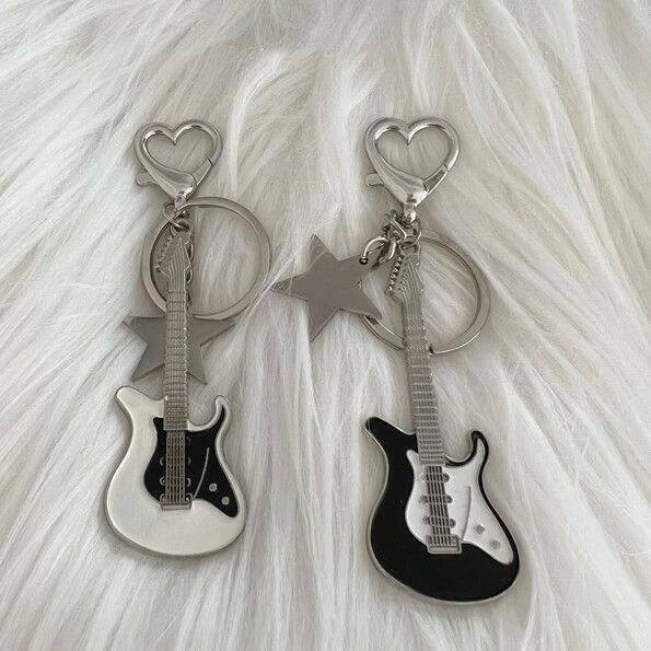 Guitar Five-Pointed Star Zinc Alloy Keychain with Heart Charm 16