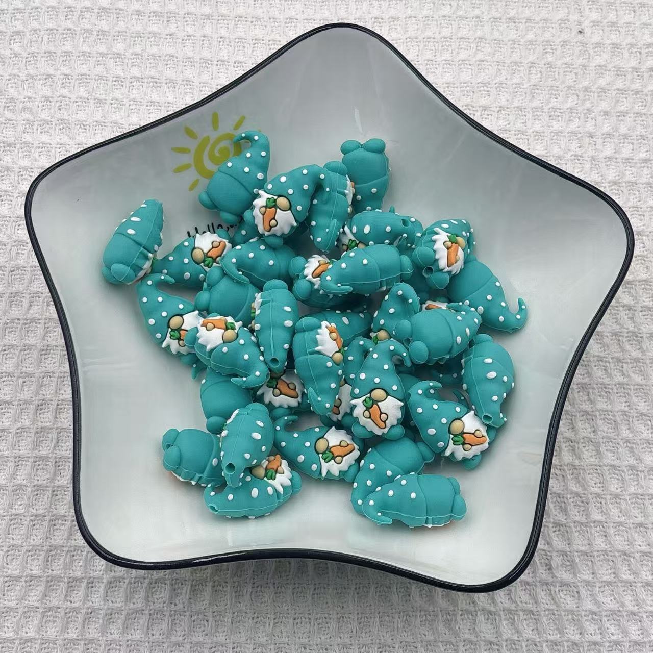 20Pcs Silicone 3D Focal Beads Easter Carrot Tricolor Dwarfs Holding Carrot 4