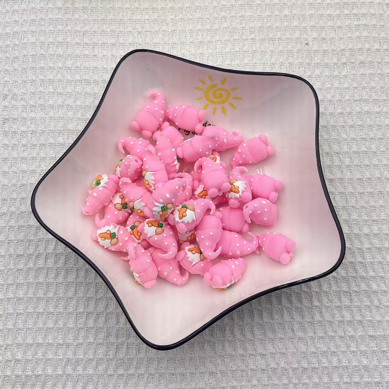 20Pcs Silicone 3D Focal Beads Easter Carrot Tricolor Dwarfs Holding Carrot 2