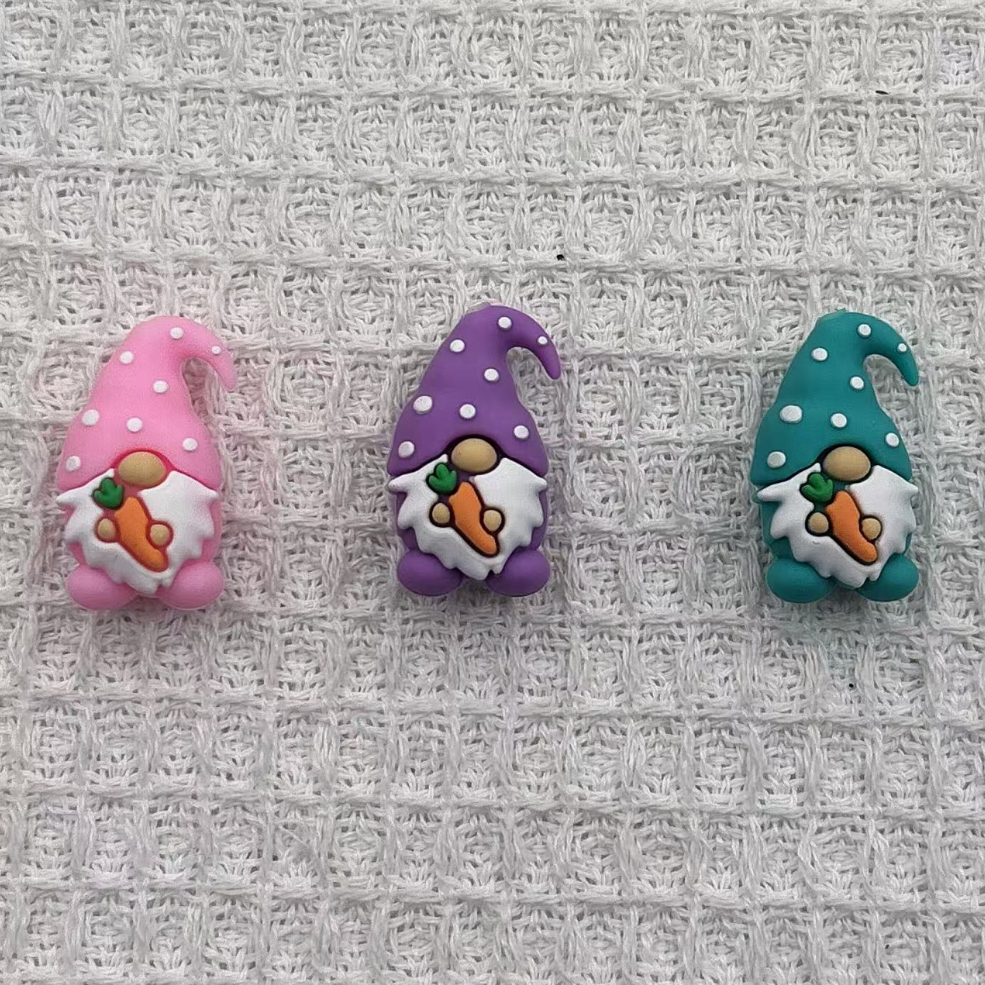 20Pcs Silicone 3D Focal Beads Easter Carrot Tricolor Dwarfs Holding Carrot 3