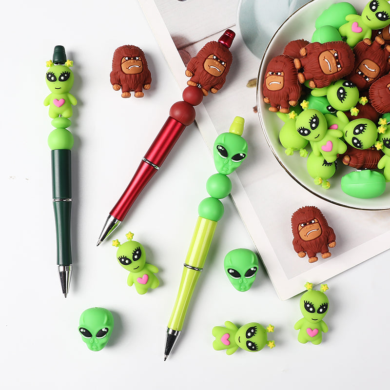 20Pcs Silicone 3D Focal Beads Green Alien Bigfoot Holding Heart 8