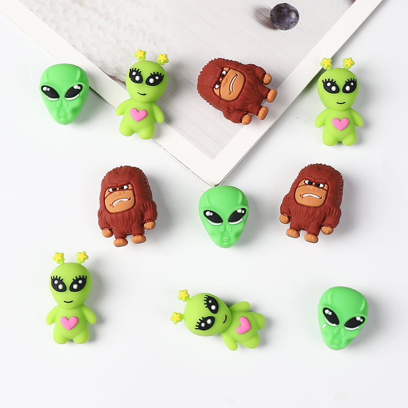 20Pcs Silicone 3D Focal Beads Green Alien Bigfoot Holding Heart 2