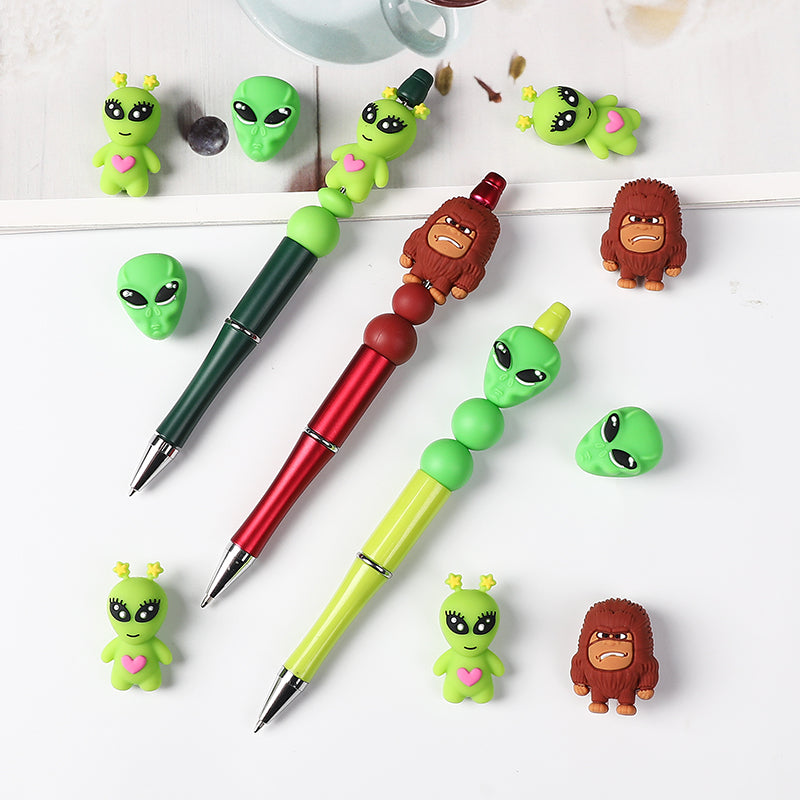 20Pcs Silicone 3D Focal Beads Green Alien Bigfoot Holding Heart 7