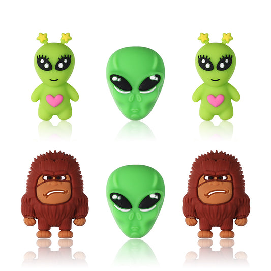 20Pcs Silicone 3D Focal Beads Green Alien Bigfoot Holding Heart