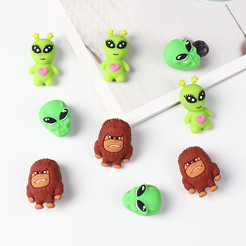 20Pcs Silicone 3D Focal Beads Green Alien Bigfoot Holding Heart 6