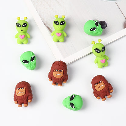 20Pcs Silicone 3D Focal Beads Green Alien Bigfoot Holding Heart 6